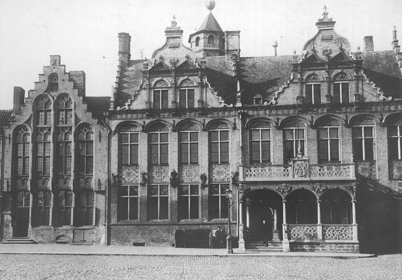 Stadhuis, voormalige conciërgerie van het Landhuis