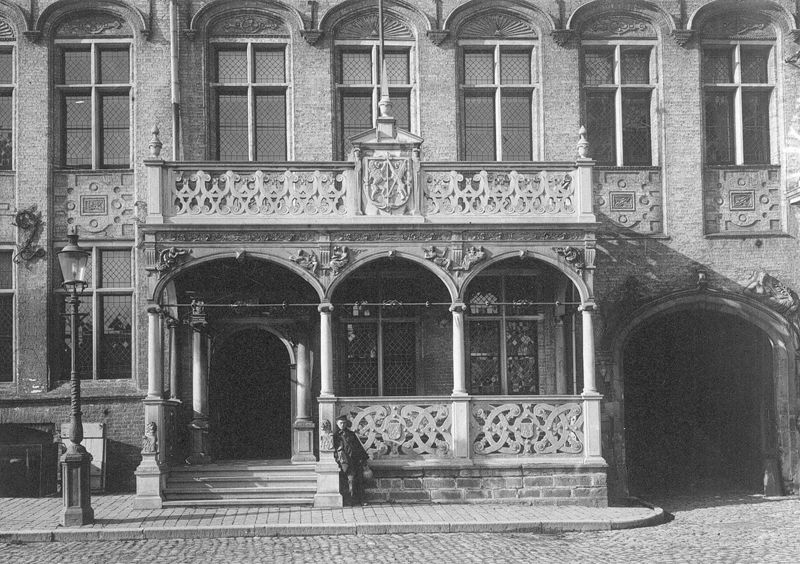 Stadhuis, voormalige conciërgerie van het Landhuis
