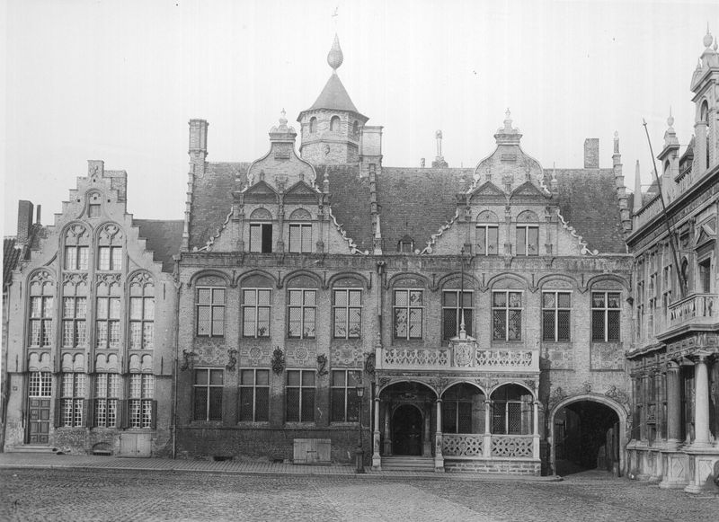 Stadhuis, voormalige conciërgerie van het Landhuis