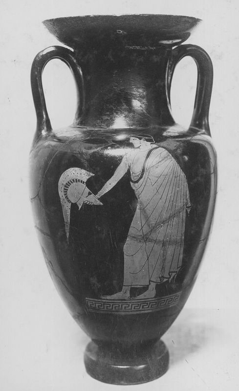 Amphore à figures rouges figurant la préparation des hoplites