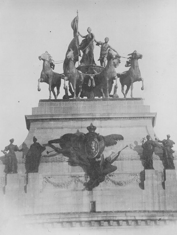 Quadrige de l'arcade du Cinquantenaire: le Brabant hissant le drapeau national