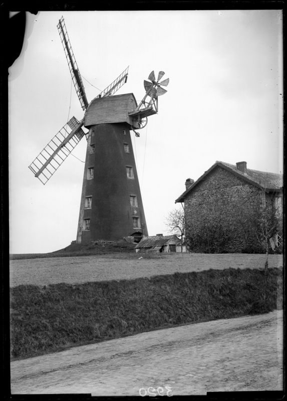 Stenen graanwindmolen van Essenbeek