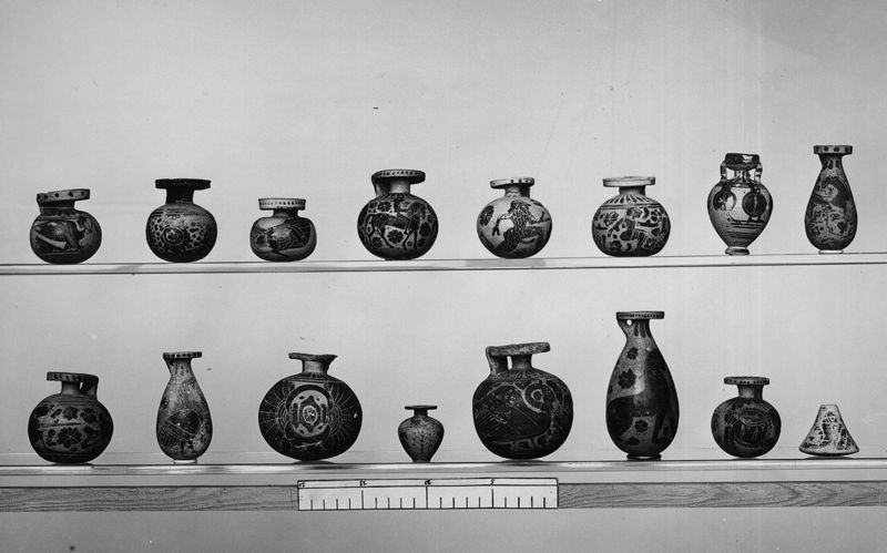 Aryballe à figures noires : Athéna promachos entre deux panthères