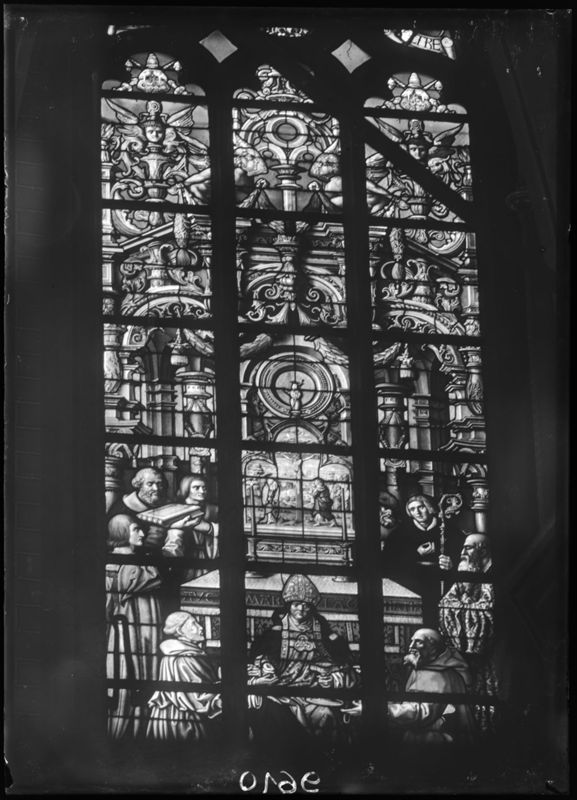 Saint Martin de Tours assis devant un autel orné d'un Calvaire