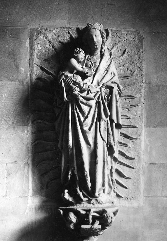 Dalle rectangulaire en haut-relief: Vierge à l'Enfant entourée de rayons.