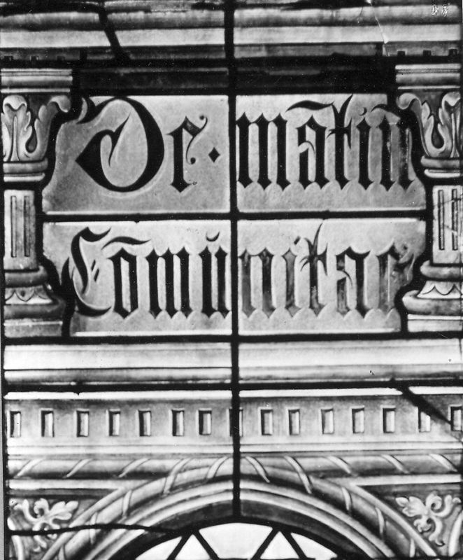Membres de la confrérie de Saint-Martin en prière devant un autel