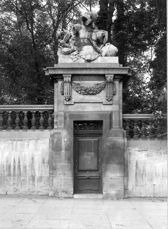 pilastre-guérite surmonté d'un trophée d'armes