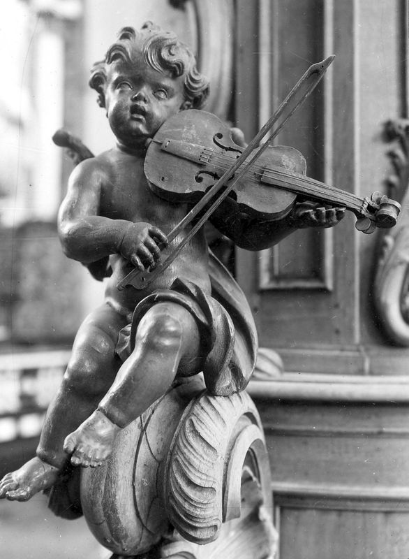 Angelots avec instruments de musique