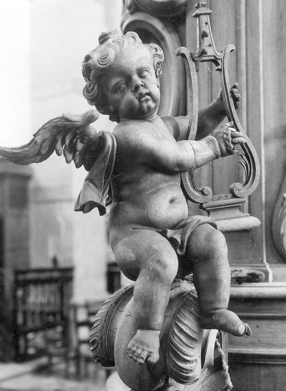 Angelots avec instruments de musique