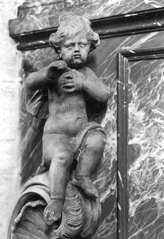 Angelots avec instruments de musique