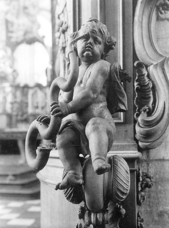 Angelots avec instruments de musique