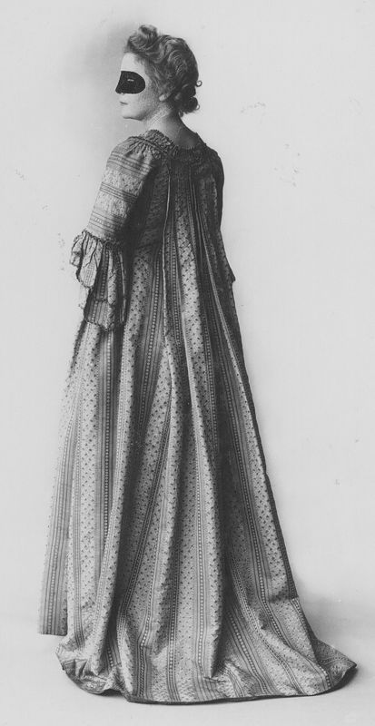 robe / Musées Royaux d'Art et d'Histoire