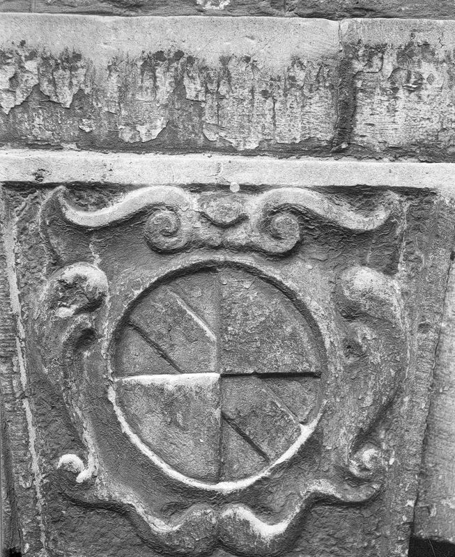 Arcade et écusson au nom de l'abbé Martin de Liverloz