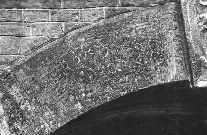 Arcade et écusson au nom de l'abbé Martin de Liverloz