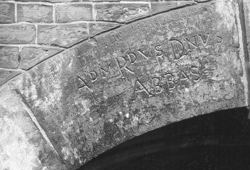 Arc et écusson d'un abbé non déterminé