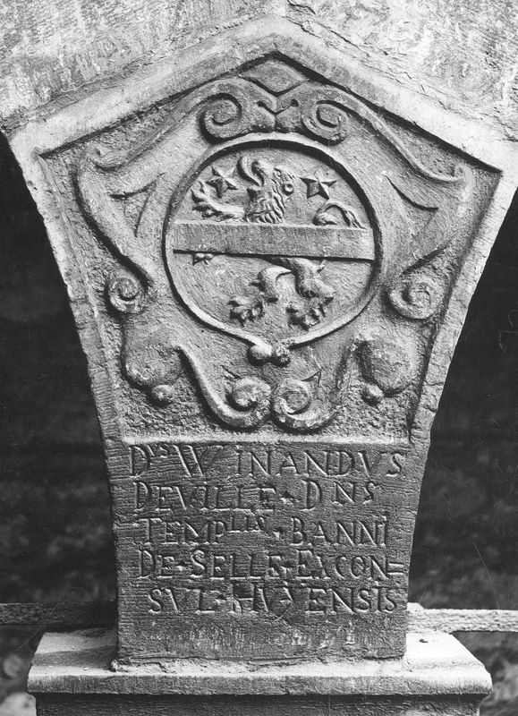 Butée avec armoiries de Winand Deville