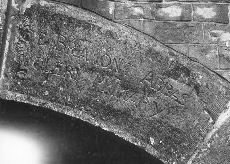 Arcade et écusson au nom de l'abbé de Briamont