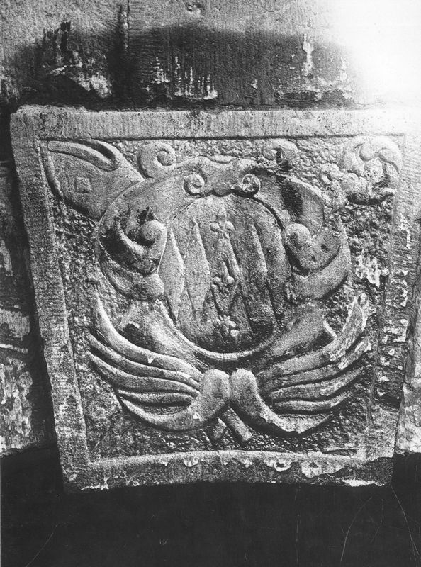 Arcade et écusson au nom de l'abbé de Briamont