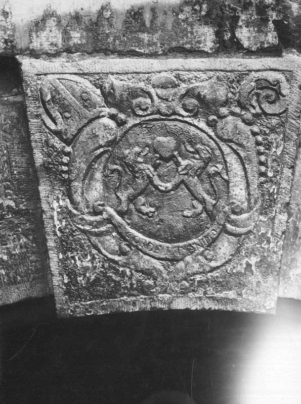Arcade et écusson au nom de l'abbé Natalis