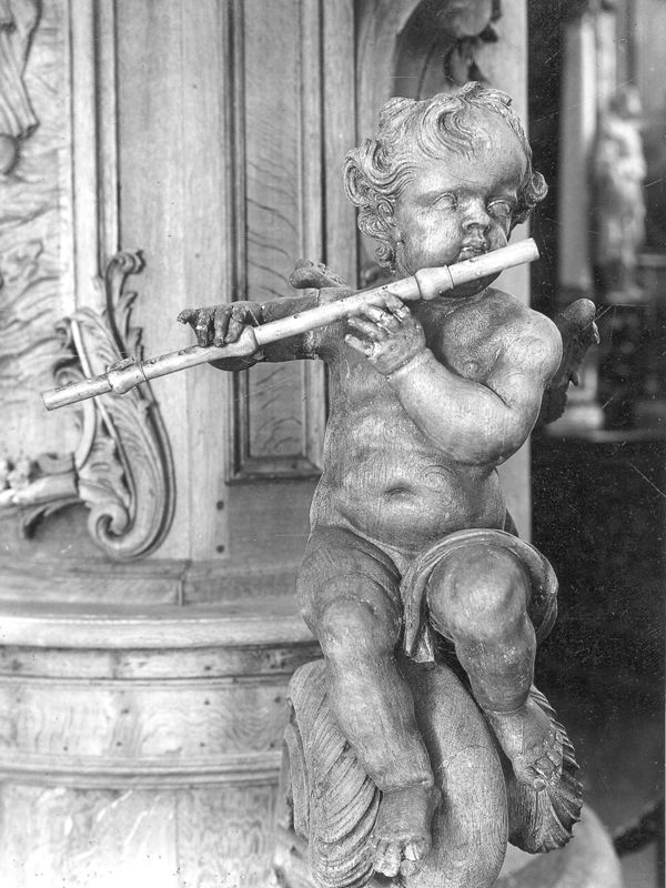 Angelots avec instruments de musique