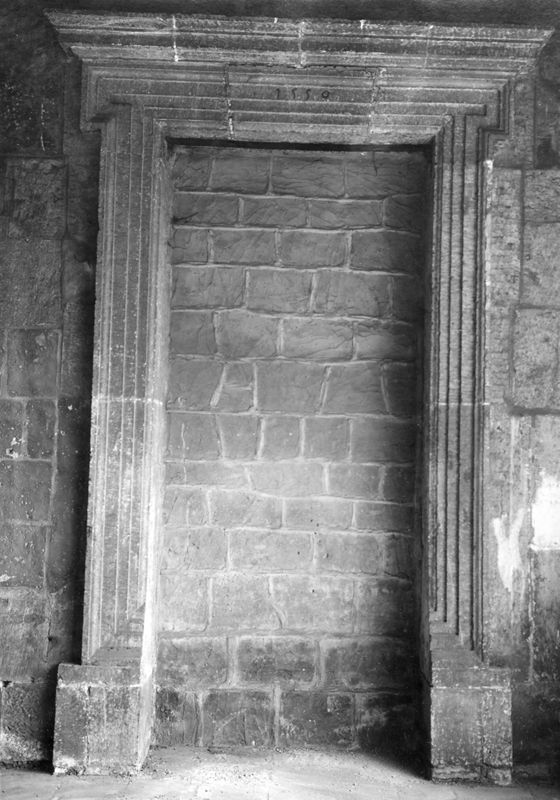 encadrement de porte / abbaye de Neufmoustier[ancienne]