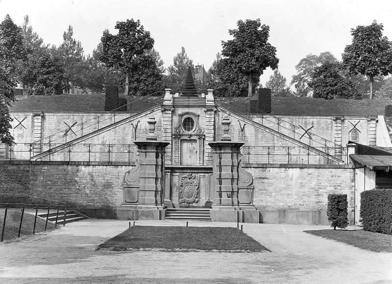 Escalier monumental d'accès aux jardins étagés à la française