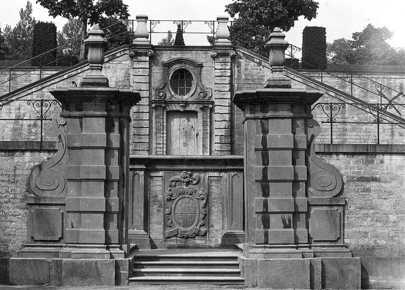Escalier monumental d'accès aux jardins étagés à la française