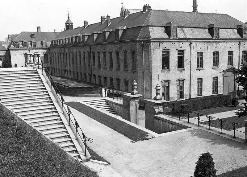 Escalier monumental d'accès aux jardins étagés à la française