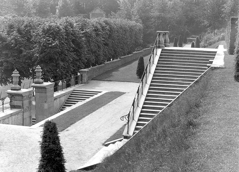 Escalier monumental d'accès aux jardins étagés à la française