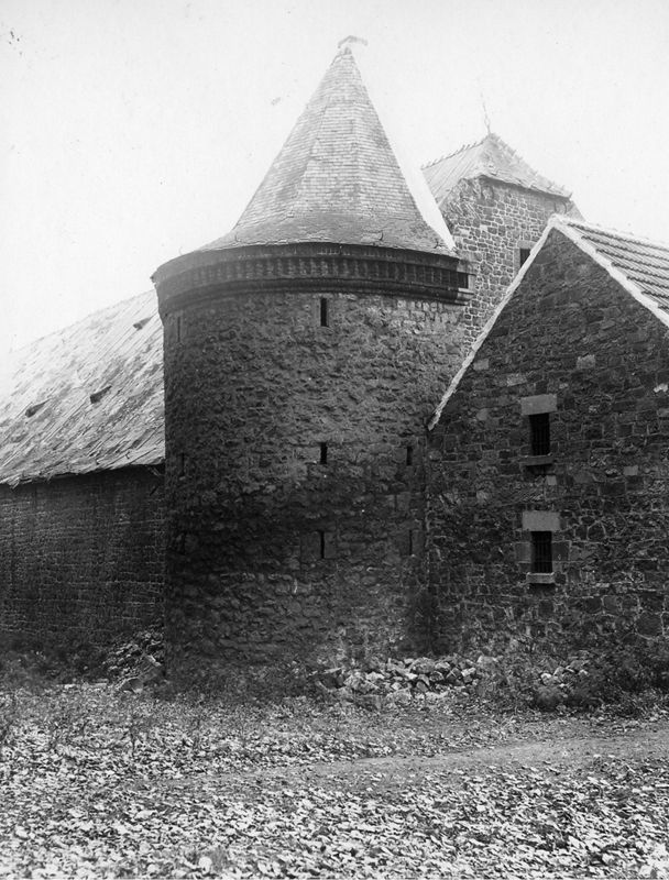 tour d'angle / Château de Mielmont