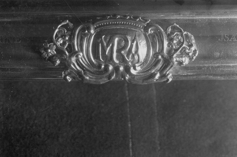 avec monogramme