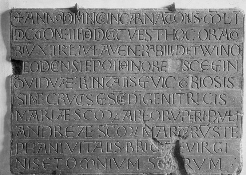 Pierre dédicatoire de la consécration le l'église le 20 juin 1050 par l'évêque de Liège Théoduin