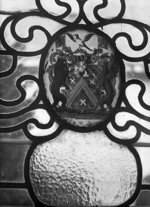 glasraam met wapenschild