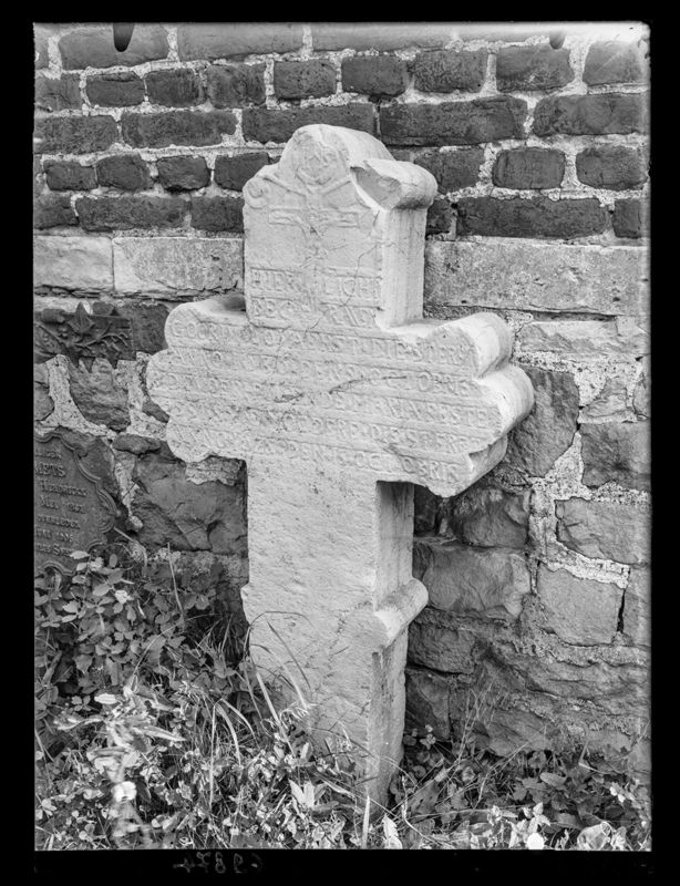 croix funéraire / Kerk Sint-Pietersbanden[Attenhoven]