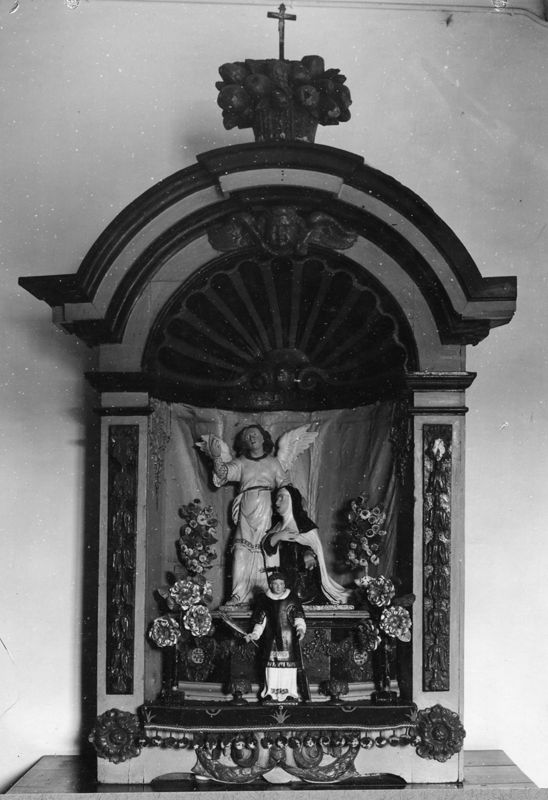Engel met H.Theresia in een nis