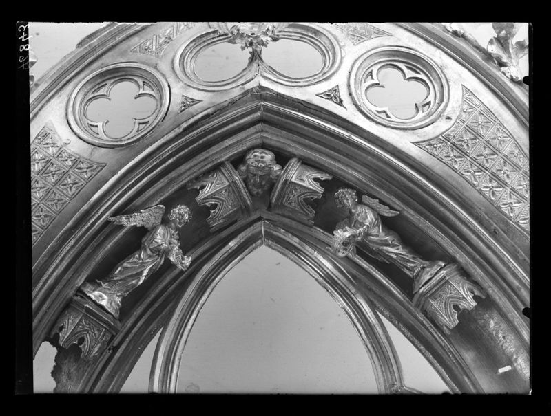 châsse de Sainte-Gertrude : Détails du pignon avec le Christ trônant (PC)
