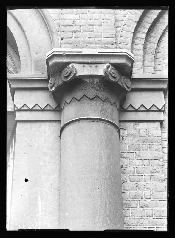 chapiteau de colonne engagée