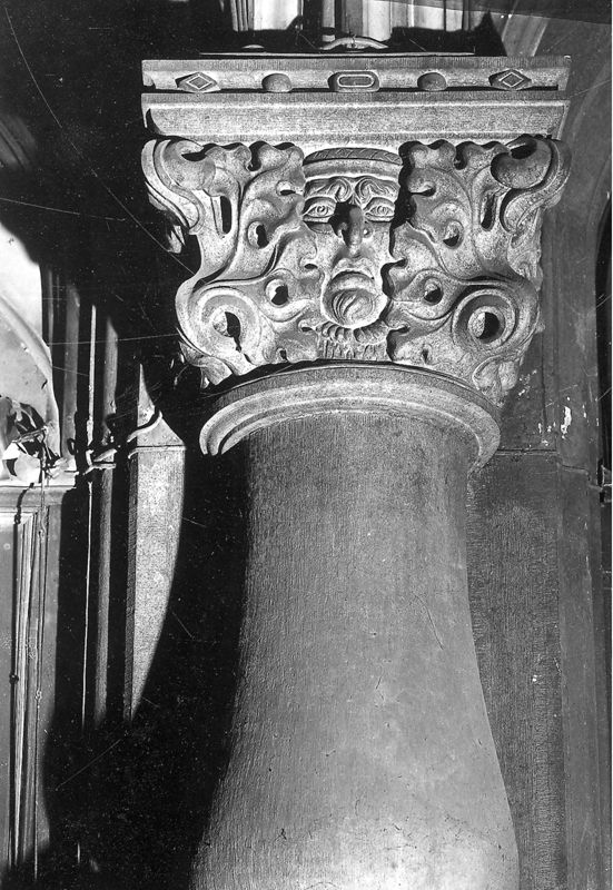 Tête d'homme entourée de feuillages