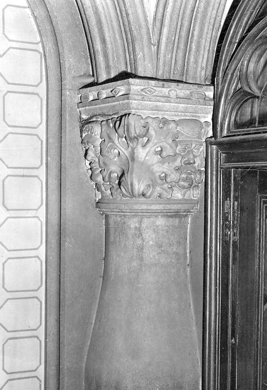 Tête d'homme entourée de feuillages