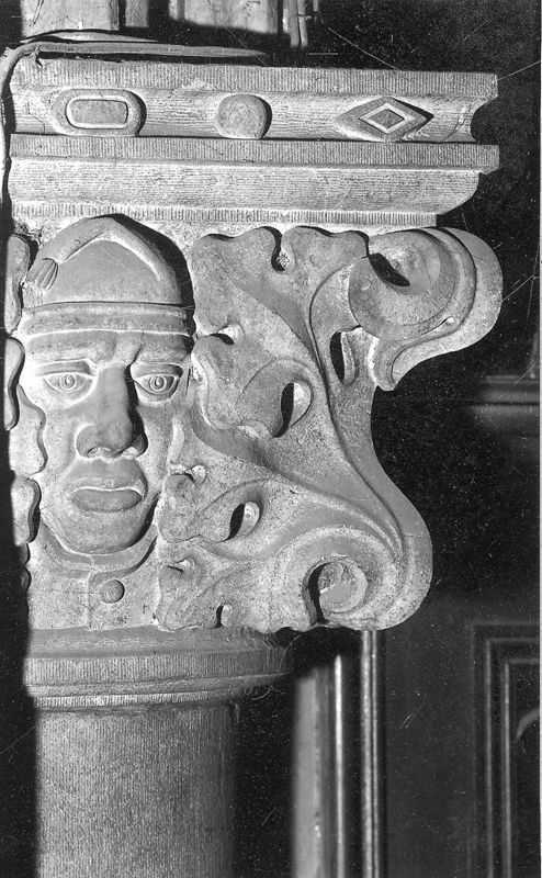 Tête d'homme entourée de feuillages