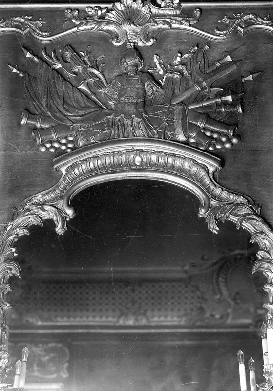 Trophée d'armes et emblèmes militaires