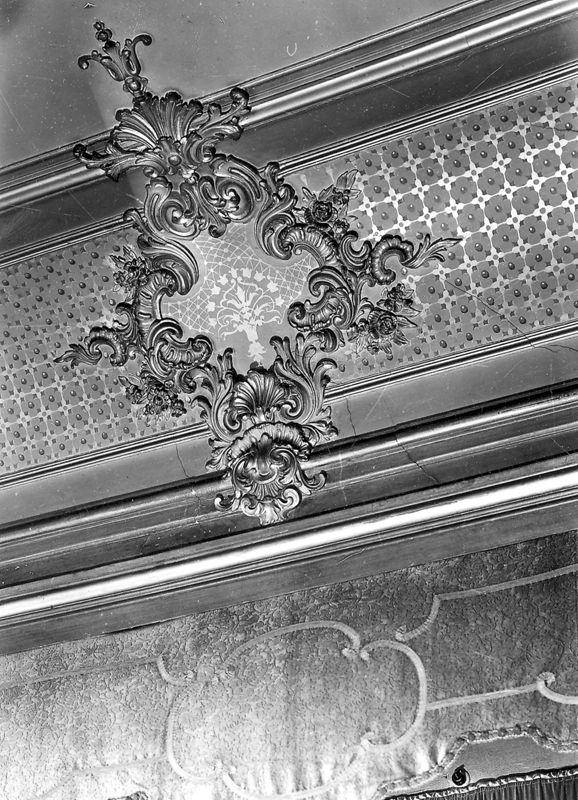 relief[sculpture] / Palais du Gouvernement Provincial[ancien Palais des Princes-Evêques]