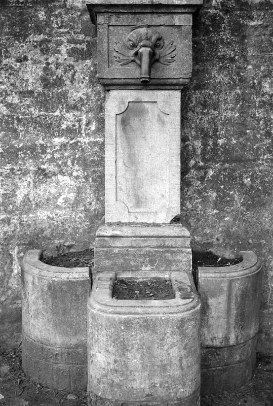 fontaine[construction] / Château de Tharoul