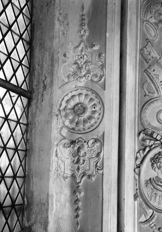 bas-relief[sculpture] / Château de Belle-Maison