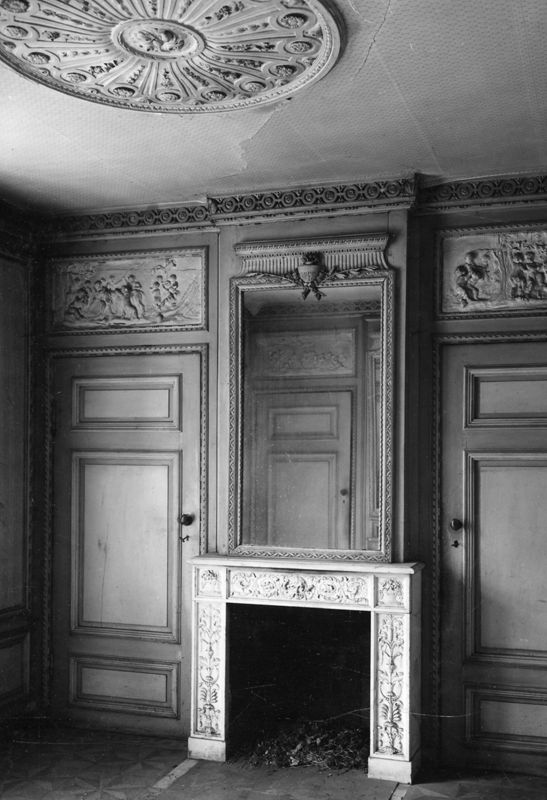 dessus-de-porte[décoration] / Château de Belle-Maison