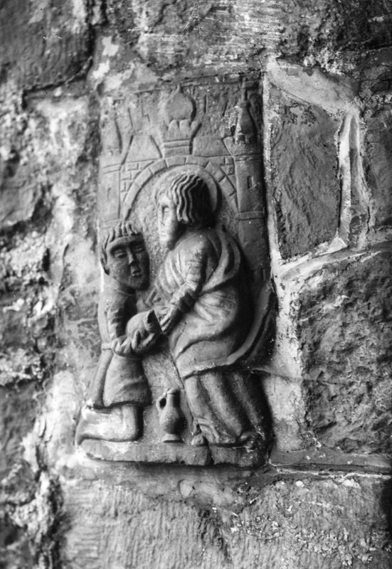 mi-relief[sculpture] / Château d'Ahin
