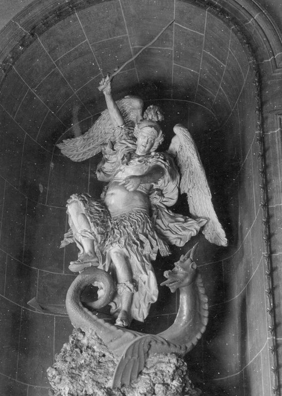 Saint Michel archange terrassant le dragon