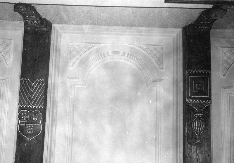 plafond à poutres apparentes / Château des Dames
