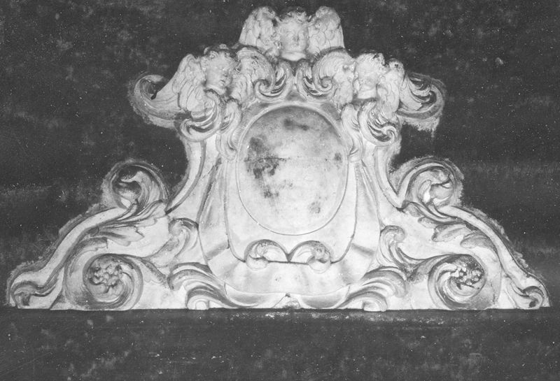 fronton[ornement] / Refugiehuis van de priorij van Waarschoot
