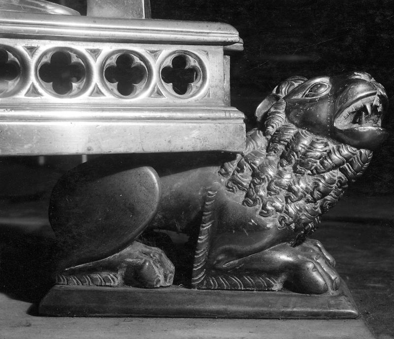 aigle-lutrin / Kerk O.L.Vrouw Geboorte[Tongeren]